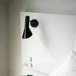 Lámpara Jacobsen de pared, réplica, Negro